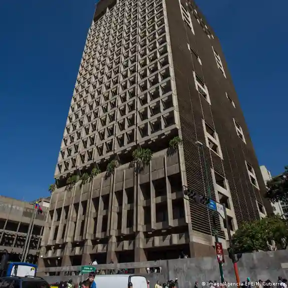 Dimite presidenta del BCV y la sustituye Luis Pérez 