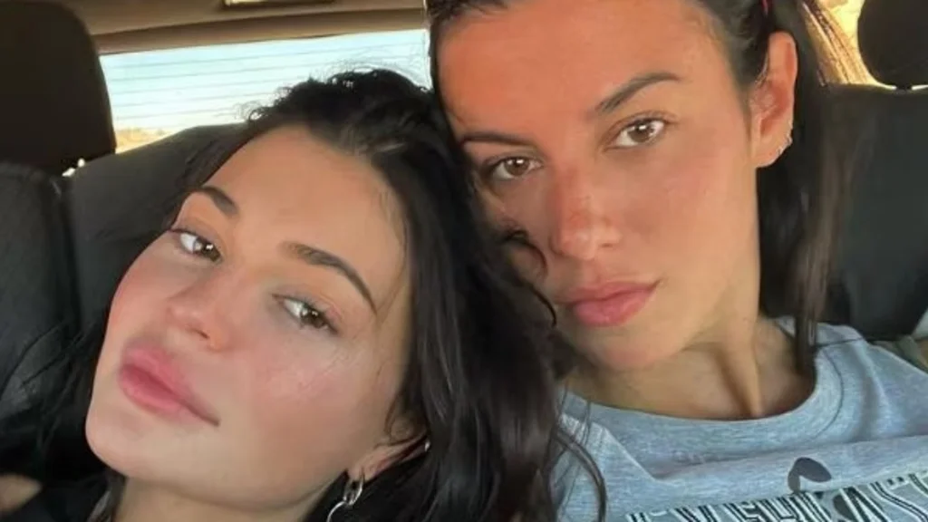 Lo hizo de nuevo! Kylie Jenner presume su perfecto español junto a Victoria Villarroel