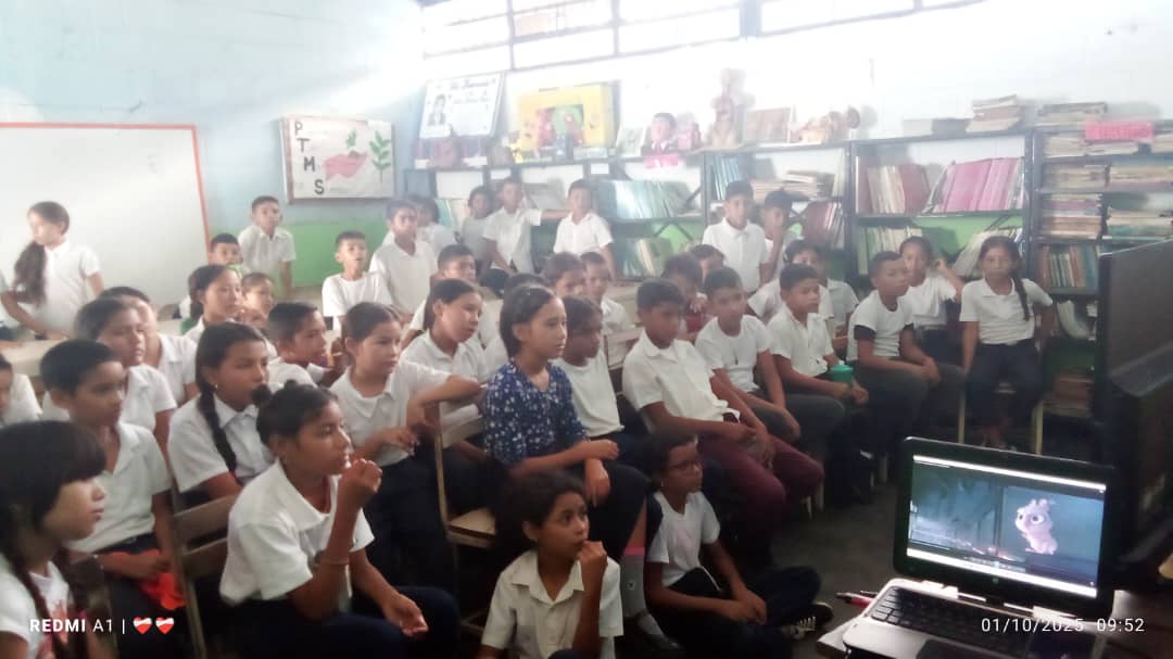 UBV realiza cine foro en la Escuela  Arturo Álvarez Alayón de La Pascua 