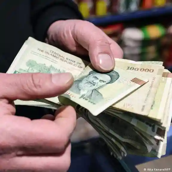 Moneda de Irán marca mínimo histórico y despega la inflación