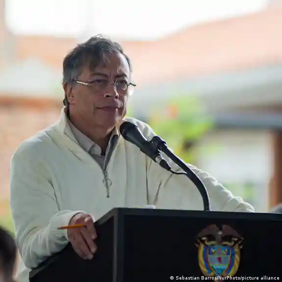 Petro denuncia posible bombardeo de Ecuador en la frontera