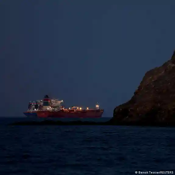 Dos buques de la India atraviesan el estrecho de Ormuz cargados de GLP