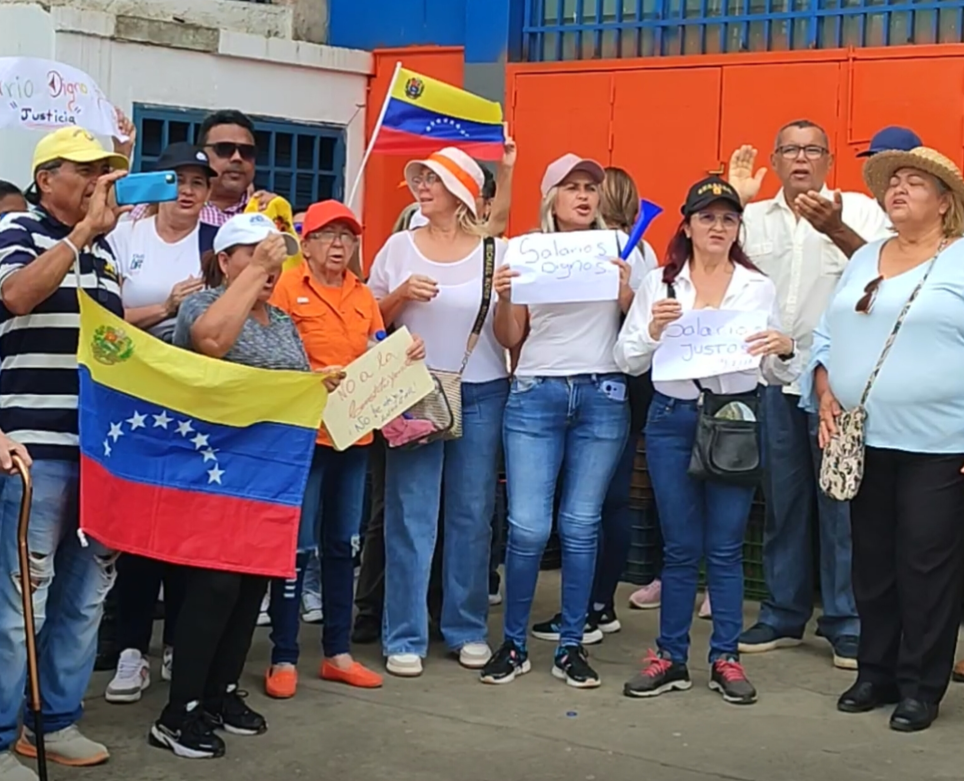 Maestros exigen salarios dignos desde Valle de La Pascua 