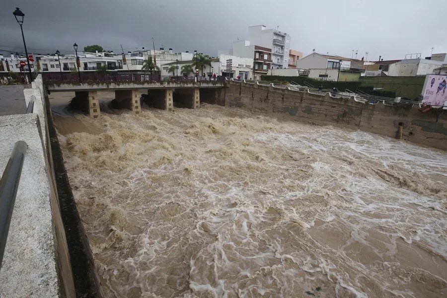 La dana Adam deja 3 fallecidas y la Comunidad Valenciana confina 145 municipios por lluvias