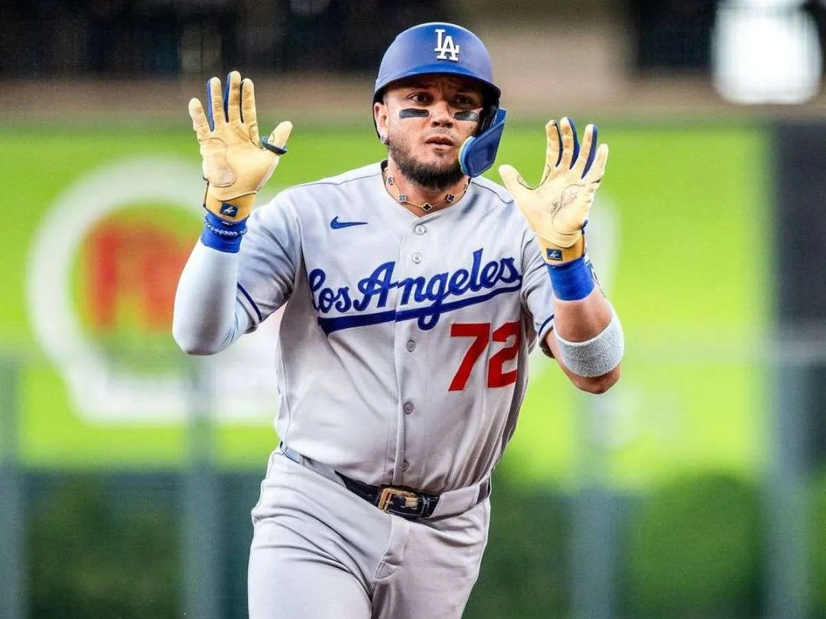 Miguel Rojas celebra su hit 1.000 en MLB