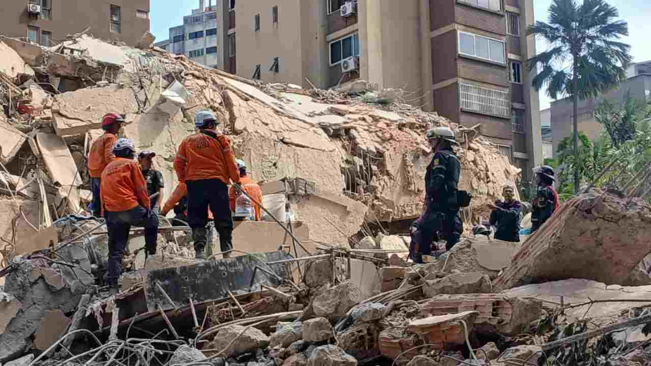 Rescatan a 6 personas con vida en edificio en Los Palos Grandes